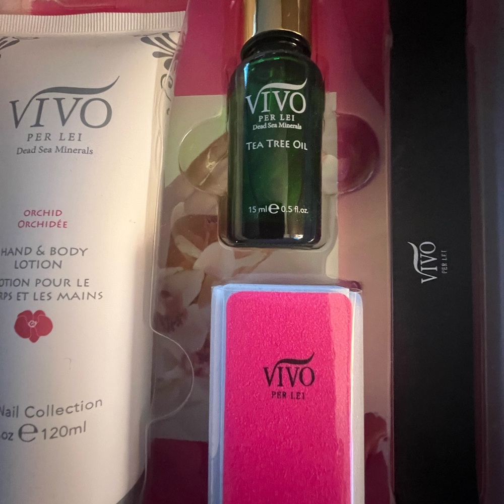 NIB MANICURE SET